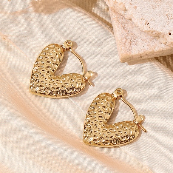NEW💎18K Gold Plated Heart Hoop Earrings* - Picture 3 of 8